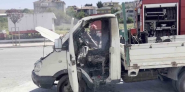 Sakarya’da park halindeki kamyonet alev aldı: 1 yaralı