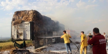 Saman yüklü tır alev aldı: Yol trafiğe kapandı, metrelerce kuyruk oluştu