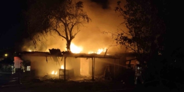 Sancaktepe’de gecekondu alev alev yandı