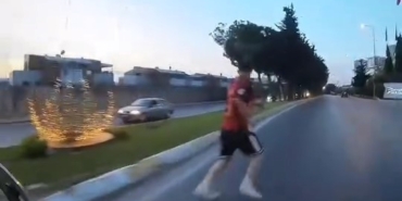 Sancaktepe’de motosikletlinin yaptığı kaza, motosikletin kamerasına yansıdı
