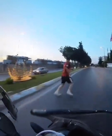 Sancaktepe’de motosikletlinin yaptığı kaza, motosikletin kamerasına yansıdı