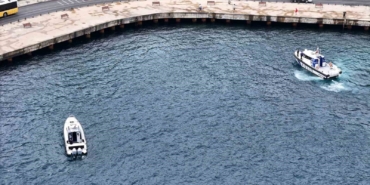 Sarıyer’de batan teknede kaybolan şahsı boğazda arama çalışmaları havadan görüntülendi