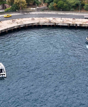 Sarıyer’de batan teknede kaybolan şahsı boğazda arama çalışmaları havadan görüntülendi