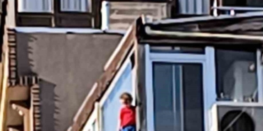 Sarıyer’de inanılmaz olay: 5. kattaki evlerinin camından çıkan 3 yaşındaki çocuk yürekleri ağızlara getirdi