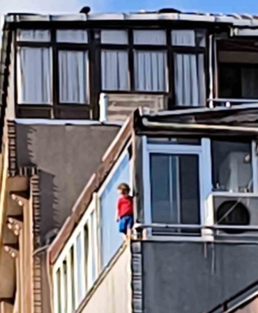 Sarıyer’de inanılmaz olay: 5. kattaki evlerinin camından çıkan 3 yaşındaki çocuk yürekleri ağızlara getirdi