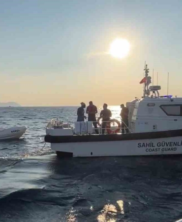 Saros Körfezi’nden Zürafa kayalıklarına sürüklenen tekneyi Sahil Güvenlik kurtardı