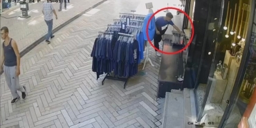 Şaşırtan hırsızlık: Dükkanın önündeki sigara paketini böyle çaldı