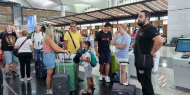 Seferleri iptal edilen Karadağ yolcuları iki gündür İstanbul Havalimanı’nda bekliyor