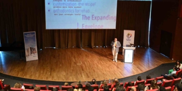 Şeffaf plaklar diş teli kaygısını ortadan kaldırıyor