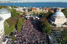 "Şehit Heniyye’den Son Çağrı" mitingi için binlerce kişi Ayasofya Meydanı’nda toplandı