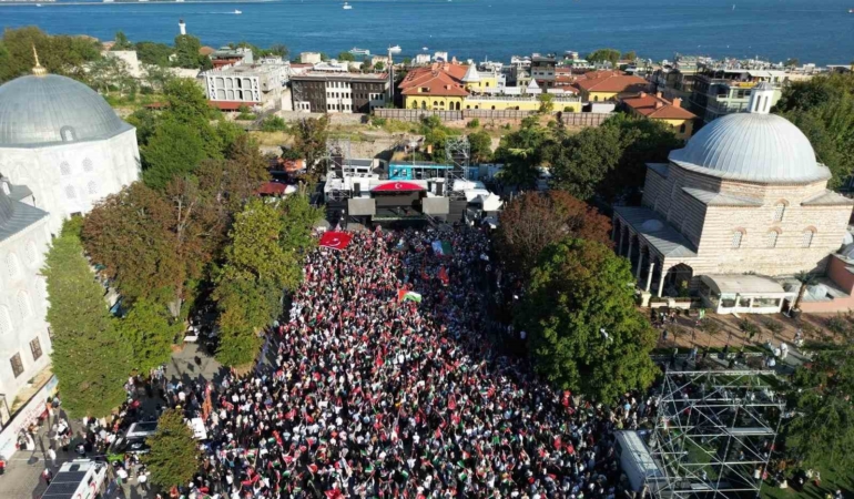 "Şehit Heniyye’den Son Çağrı" mitingi için binlerce kişi Ayasofya Meydanı’nda toplandı