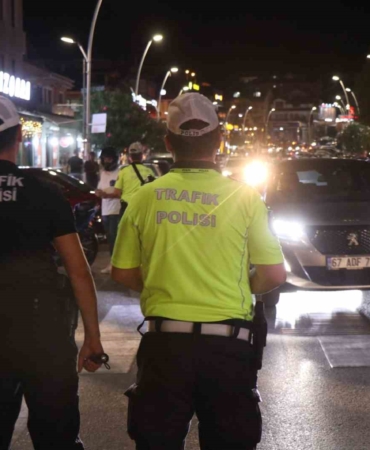 Şehrin en işlek caddesinde yüksek ses ve abart egzozla gezen araç sürücülerine ceza yağdı