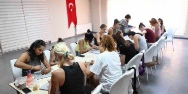 Seramikle Sanat Terapisi’ne katılan ’Bizim Kızlar’ stres attı