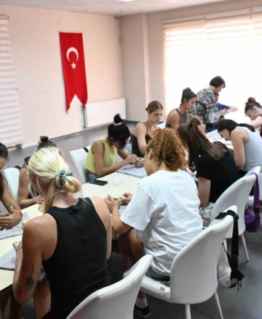 Seramikle Sanat Terapisi’ne katılan ’Bizim Kızlar’ stres attı