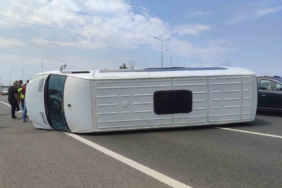 Servis minibüsü devrildi, sürücü kazayı yara almadan atlattı