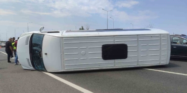 Servis minibüsü devrildi, sürücü kazayı yara almadan atlattı