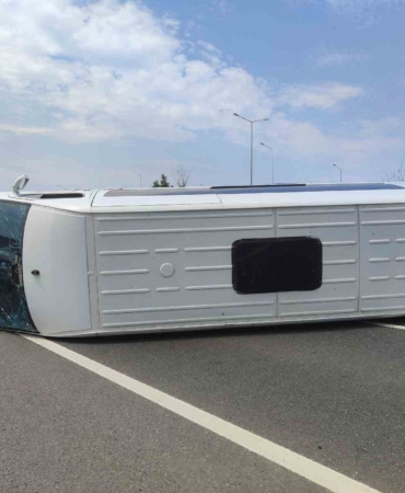 Servis minibüsü devrildi, sürücü kazayı yara almadan atlattı