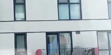 Silivri’de ilginç hırsızlık kamerada: Oltayla evde olmayan komşusunun minderini çaldı