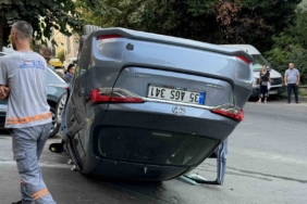 Şişli’de sürücüsünün fren yerine gaza bastığı araç, takla attı