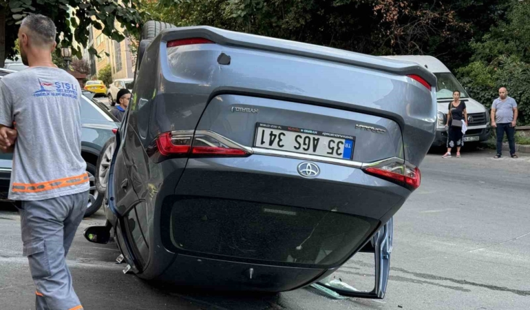 Şişli’de sürücüsünün fren yerine gaza bastığı araç, takla attı