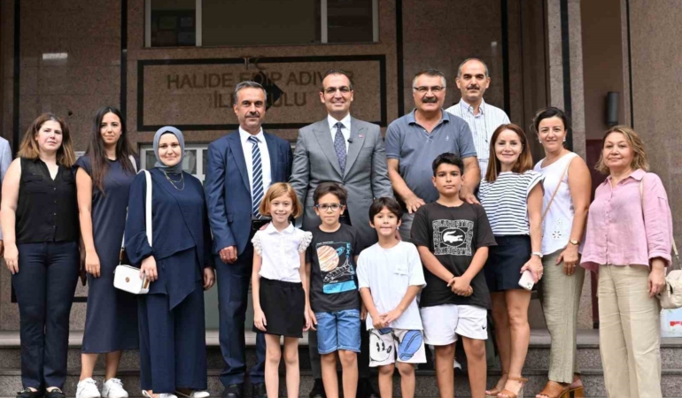 Şişli’de zil çalmadan okullar boyanıyor