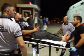 Site bahçesinde alkol alan 2 komşusunu bıçakladı