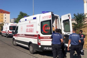 Sokak ortasındaki kavgada sopa ve içki şişesiyle birbirlerine girdiler