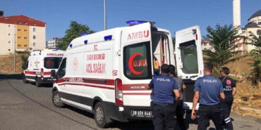 Sokak ortasındaki kavgada sopa ve içki şişesiyle birbirlerine girdiler