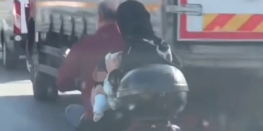 Sultanbeyli’de bir motosiklette 4 kişi: O anlar kamerada