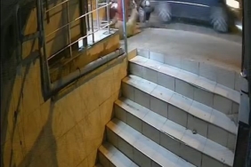 Sultanbeyli’de bir otomobilin motosiklete çarpması sonucu bir köpek öldü, O anlar kamerada