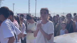 Tahliye kararı sonrası Dilan Polat’ın yakınları cezaevi önüne geldi