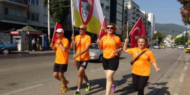 Taksicilere yapılan saldırılara dikkat çekmek için 16 kilometre koştular