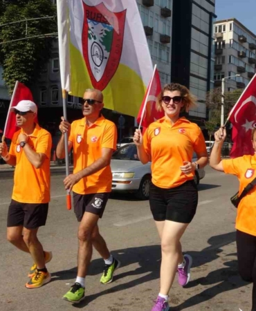 Taksicilere yapılan saldırılara dikkat çekmek için 16 kilometre koştular