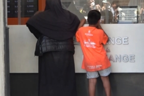 Taksim’de kadın dilenci, turistlerden aldığı parayı döviz bürosunda TL’ye çevirdi