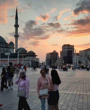 Taksim’de kartpostallık gün batımı manzarası