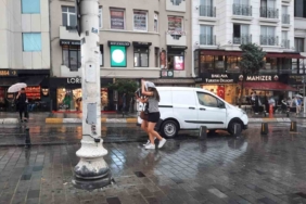Taksim’de sağanak yağış etkili oldu