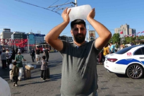 Taksim’de sıcaktan bunalan simit satıcısı buz kalıbıyla serinledi