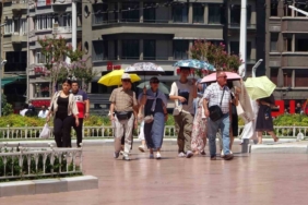Taksim’de yerli ve yabancı turistlerin sıcak ile imtihanı