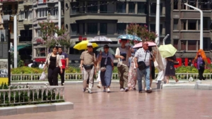 Taksim’de yerli ve yabancı turistlerin sıcak ile imtihanı