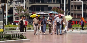 Taksim’de yerli ve yabancı turistlerin sıcak ile imtihanı