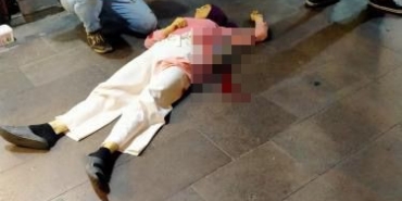 Tartıştığı eşini sokakta bıçakladı, linçten polis kurtardı