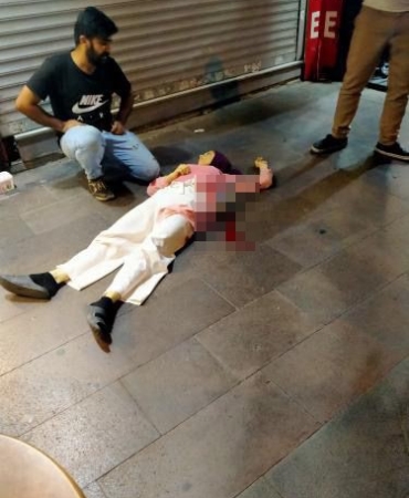 Tartıştığı eşini sokakta bıçakladı, linçten polis kurtardı