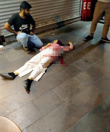 Tartıştığı eşini sokakta bıçakladı, linçten polis kurtardı