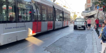 Tehlikeli bina yıkımına rağmen İBB’nin tramvay seferleri devam etti