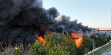 Tekirdağ’da alev alev yanan fabrika havadan görüntülendi