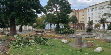 Tekirdağ’da fırtınada çatılar uçtu, ağaçlar devrildi