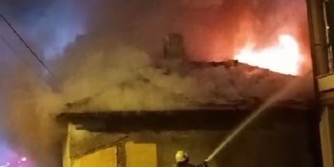 Tekirdağ’da metruk bina alev topuna döndü