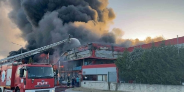 Tekirdağ’da plastik fabrikasındaki yangına birçok ilçeden ekipler sevk edildi