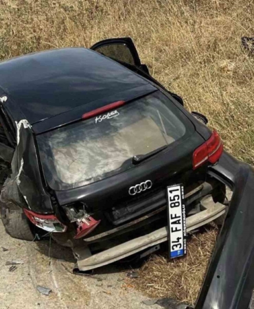Tekirdağ’da seyir halindeki otomobil, park halinde olan iki araca çarptı: 5 yaralı