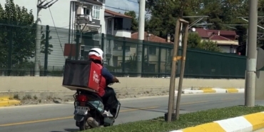 Ters yönde ilerleyen Tıkla Gelsin kuryesi tehlike saçtı